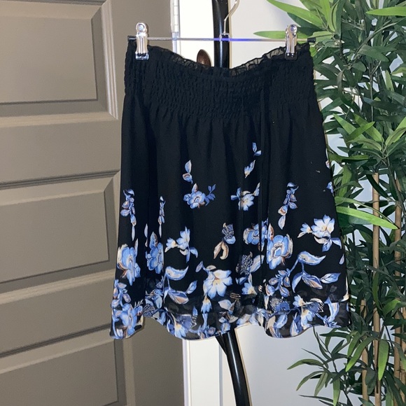 ⭐️White House black market black floral skirt⭐️ - Picture 1 of 2